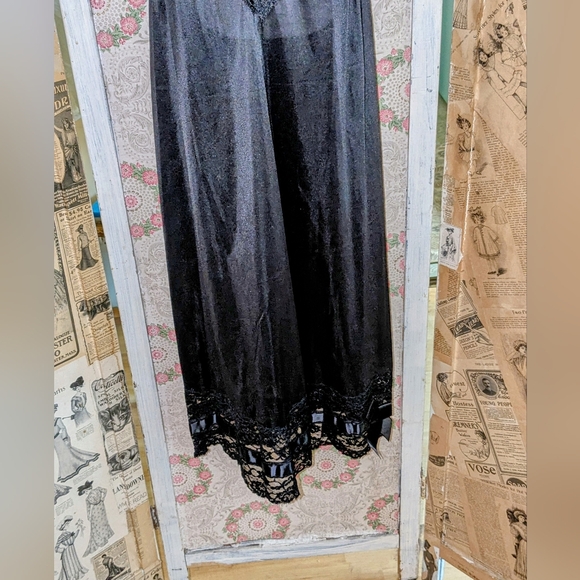 Sold In Cross Post Vintage Vanity Fair Black Slip Satin Never Worn 1970s - Picture 8 of 9